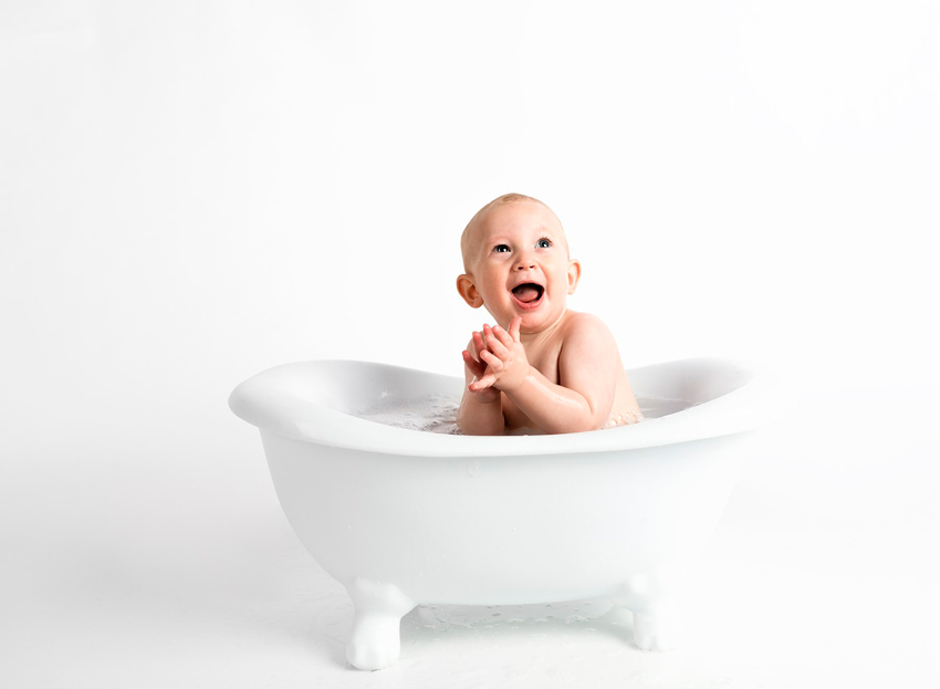 bebé dentro de una bañera