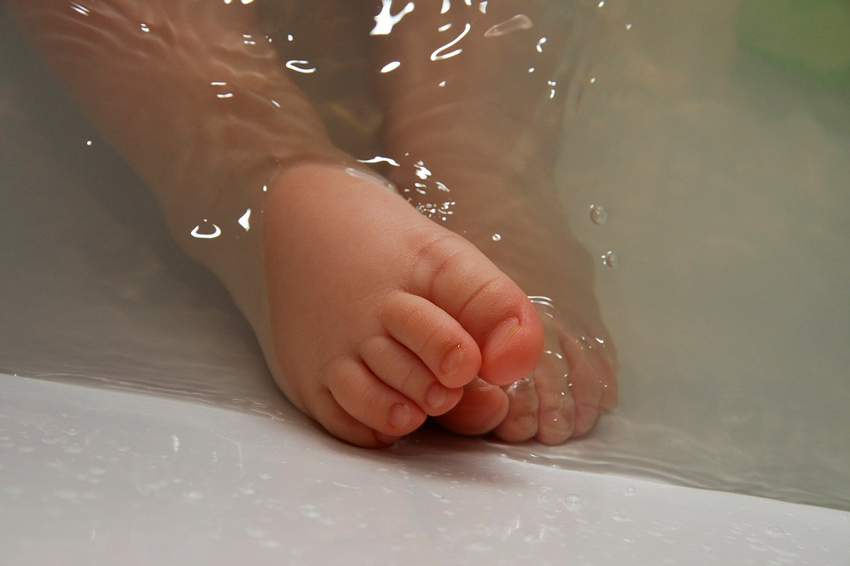 pies de bebe dentro del agua