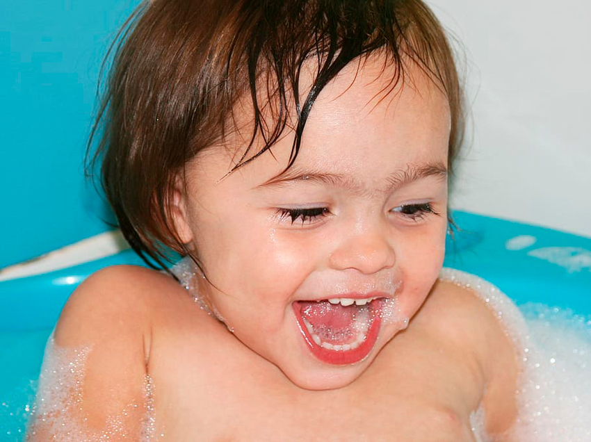 bebé feliz mientras se baña