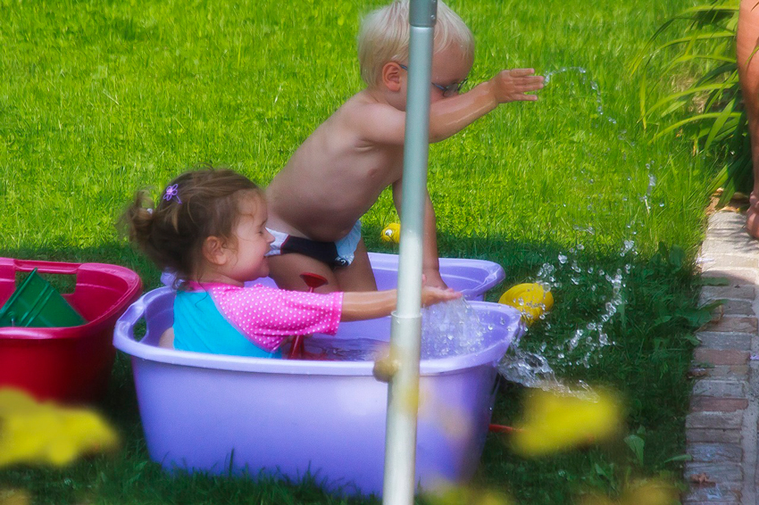 niños usando sus tinas de baño en verano